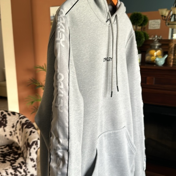Oakley Hoodie Size Large Worn Once Like New! - Picture 4 of 10